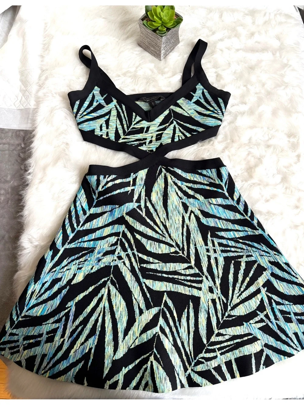 BCBGMAXAZRIA Dress Set with Blue and Green Leafy V XXS